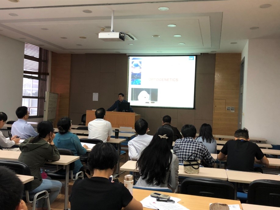 “一路走,一路带,一路话秋实”――AV视频