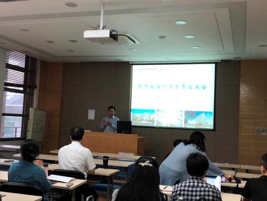 “一路走,一路带,一路话秋实”――AV视频